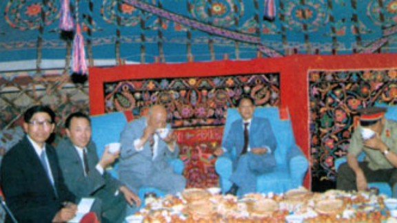 耀邦同志深入基层考察调研