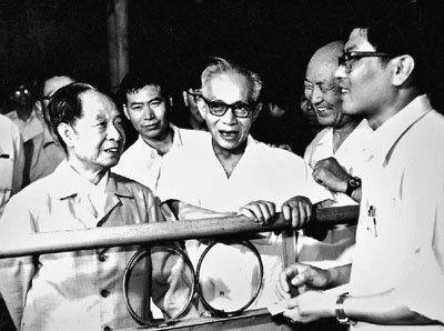 1981年，陈丕显(中)陪同胡耀邦视察二汽。