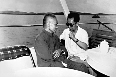1981年，胡耀邦与陈丕显(左)在武汉东湖游艇上交谈。
