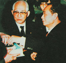 1986年3月，胡耀邦同志请日本议员围棋访华团稻叶修团长转赠云子给首相中曾根