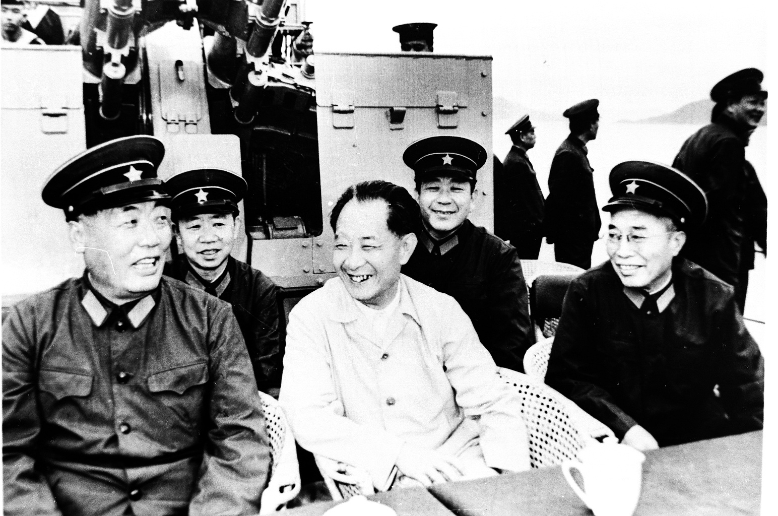 1982年11月6日，胡耀邦乘猎潜艇视察福建宁德三都港