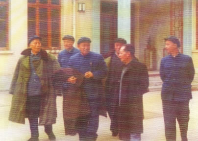 1984年，胡耀邦总书记与吴实在一起