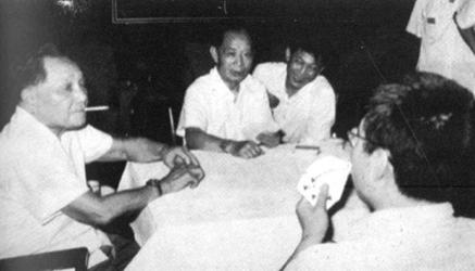 1984年6月24日，胡耀邦陪同邓小平在北京参加“运筹与健康”老同志桥牌邀请赛