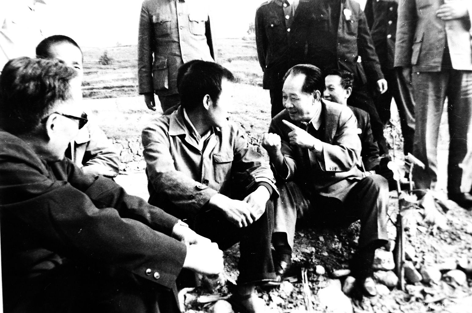 1985年9月，胡耀邦在甘肃陇南山区视察时，与群众在地头交谈