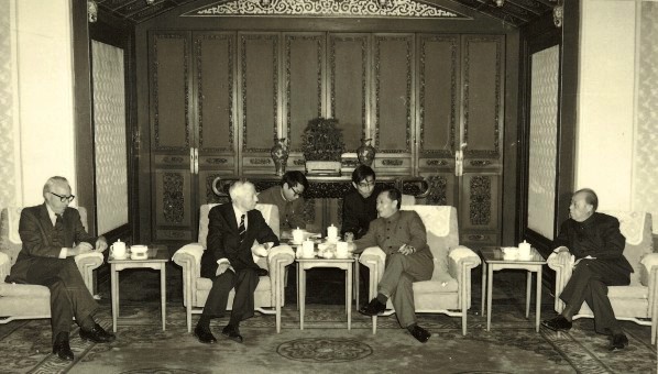 1982年，胡耀邦总书记(右二)会见美国海军上将里科弗