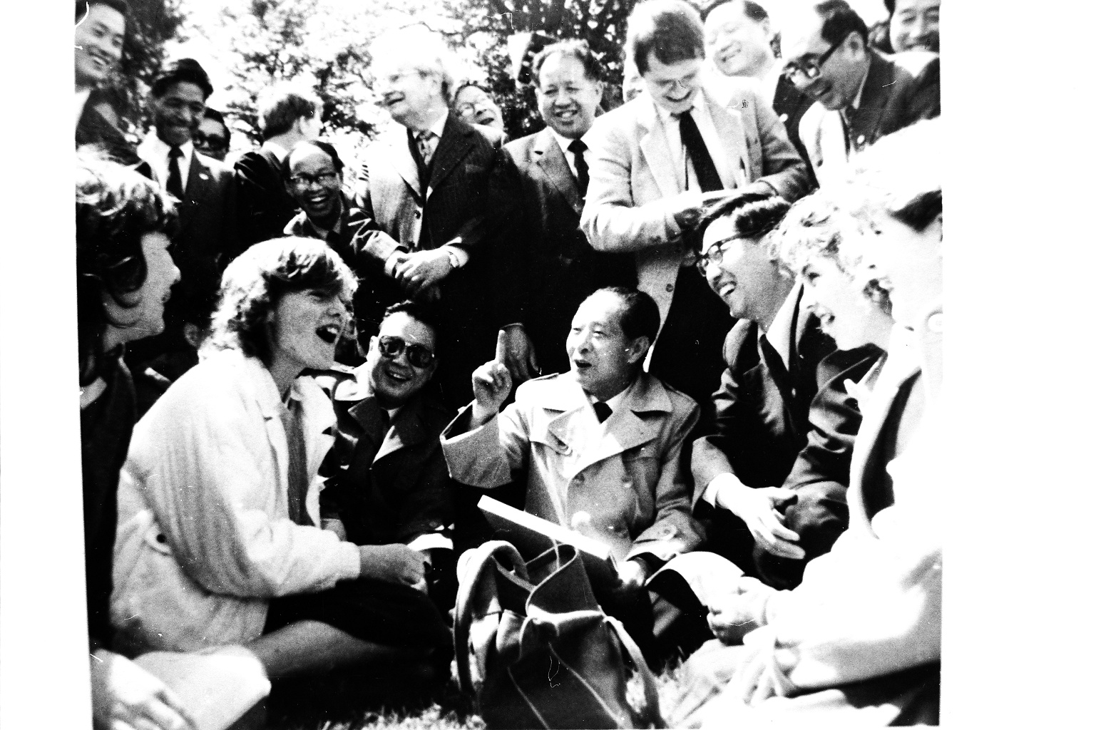 1986年6月，胡耀邦在英国访问时，同莎士比亚故乡的群众在一起