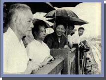 1982年，胡耀邦同志视察葛洲坝工地