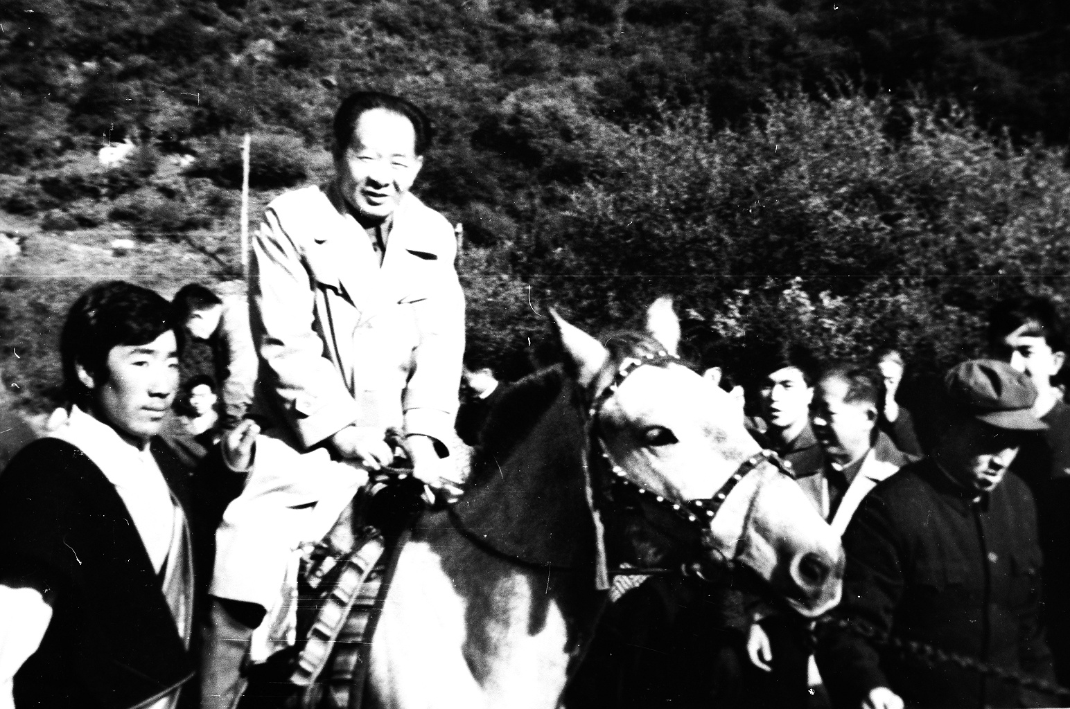 1985年9月，胡耀邦重返长征路，骑马走在四川省松潘县黄龙山