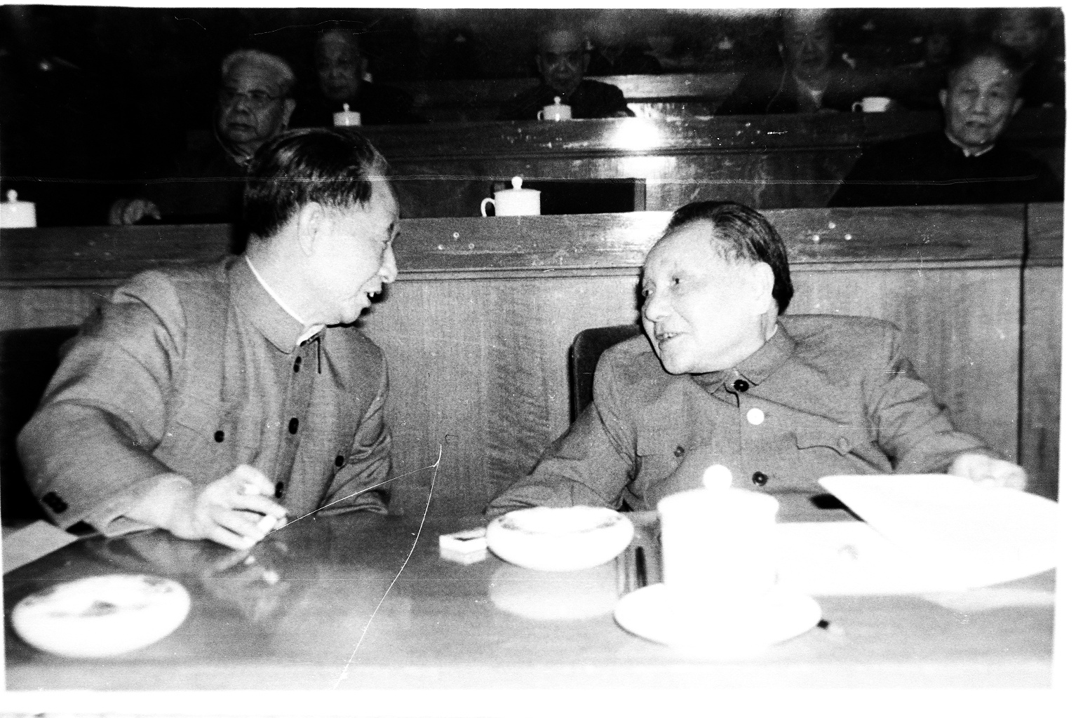 1982年11月30日，在第五届全国人大五次会议，胡耀邦与邓小平亲切交谈