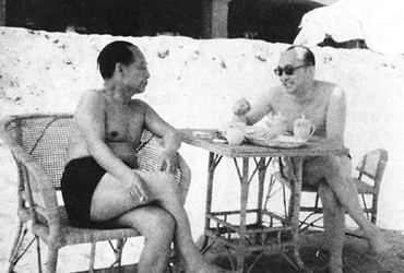 1988年夏，罗炤与胡耀邦在北戴河