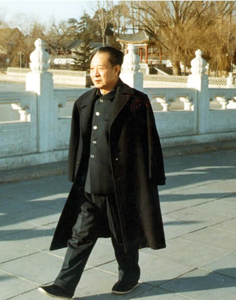 1985年3月，胡耀邦在北京中南海散步