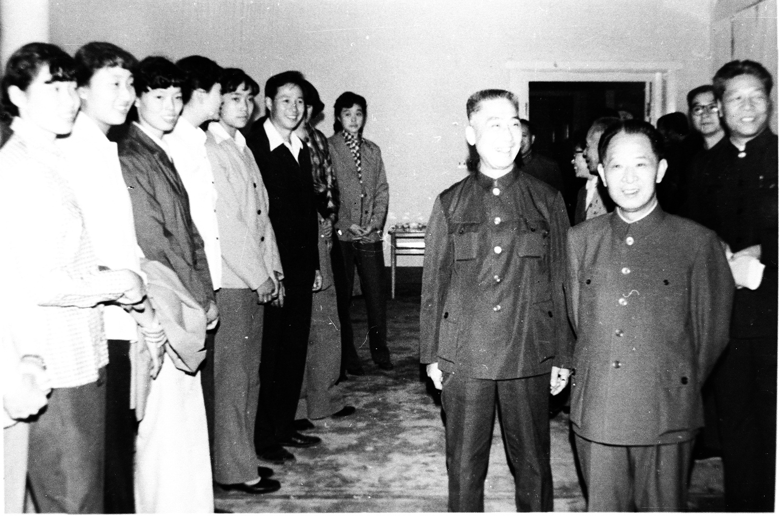 1982年11月18日，胡耀邦邀请夺得世界冠军的中国女排到中南海作客，并与她们一起座谈。前右二为荣高棠