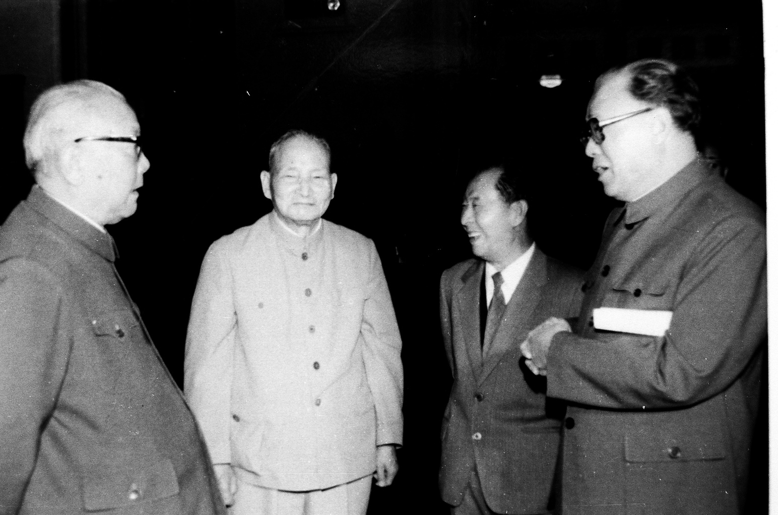 1984年10月20日，在中共十二届三中全会休息室胡耀邦、赵紫阳、李先念、陈云