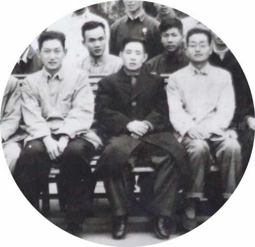 1958年12月，任团中央第一书记的胡耀邦来到岑溪南渡公社西兰大队视察