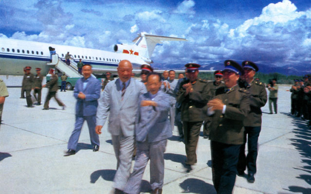 胡耀邦同志到达新疆考察访问，受到自治区党政军及生产建设兵团领导王恩茂、肖全夫、谭善和、司马义.艾买提、铁木尔.达瓦买提、李嘉玉、贾那布尔、阳焕生等热烈欢迎
