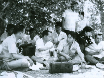 1985年8月24日，胡耀邦同志在库尔勒沙伊墩园艺场了解香梨生产的发展情况