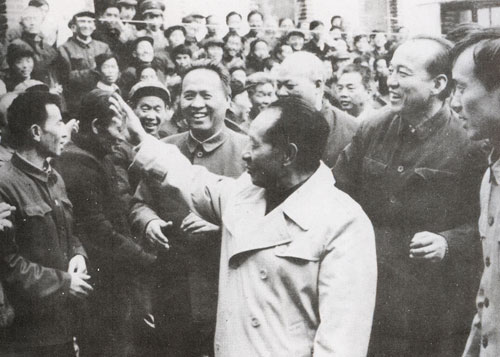 1985年10月23日，中共中央总书记胡耀邦亲切接见商洛干部和群众
