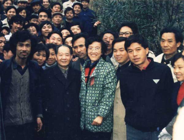 1988年12月8日胡耀邦在岳阳市君山公园与游人在一起