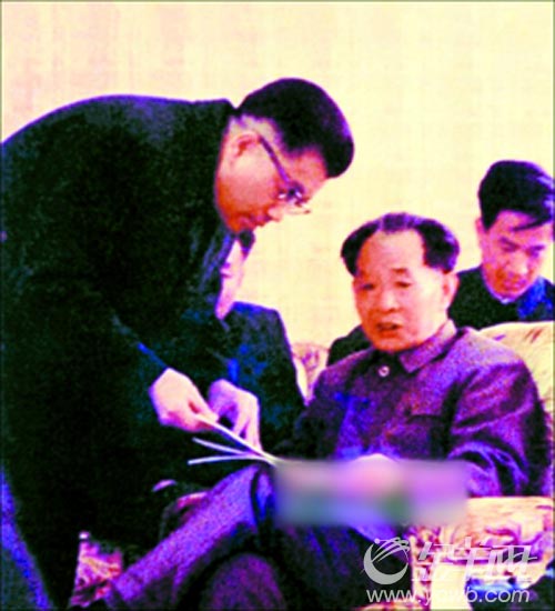 上世纪80年代初，吴南生（左）在深圳向胡耀邦汇报工作
