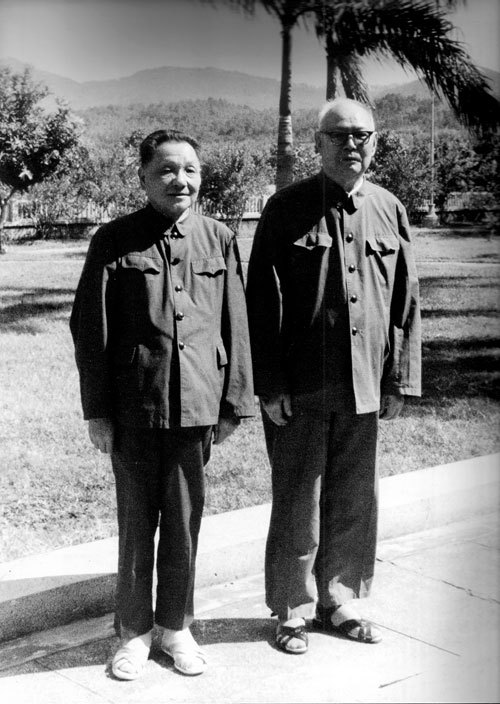 1977年，叶剑英与邓小平在广州