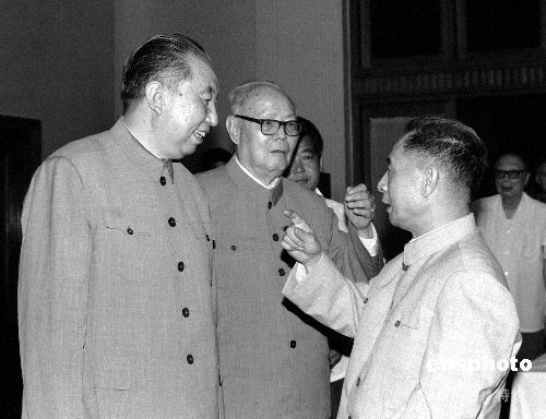 1980年，华国锋、叶剑英与胡耀邦在北京出席五届全国人大会议。