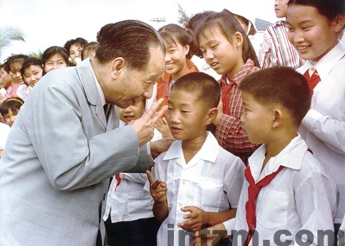 1983年，胡耀邦在广东考察时与少年儿童交谈。