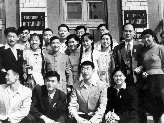 1957年胡耀邦同志在莫斯科看望留学生