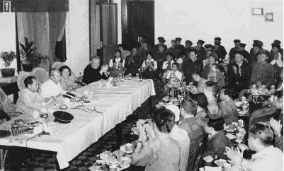 1983年，中共中央总书记胡耀邦同志在任仲夷同治陪同下与驻海南部队和各族人民共度春节