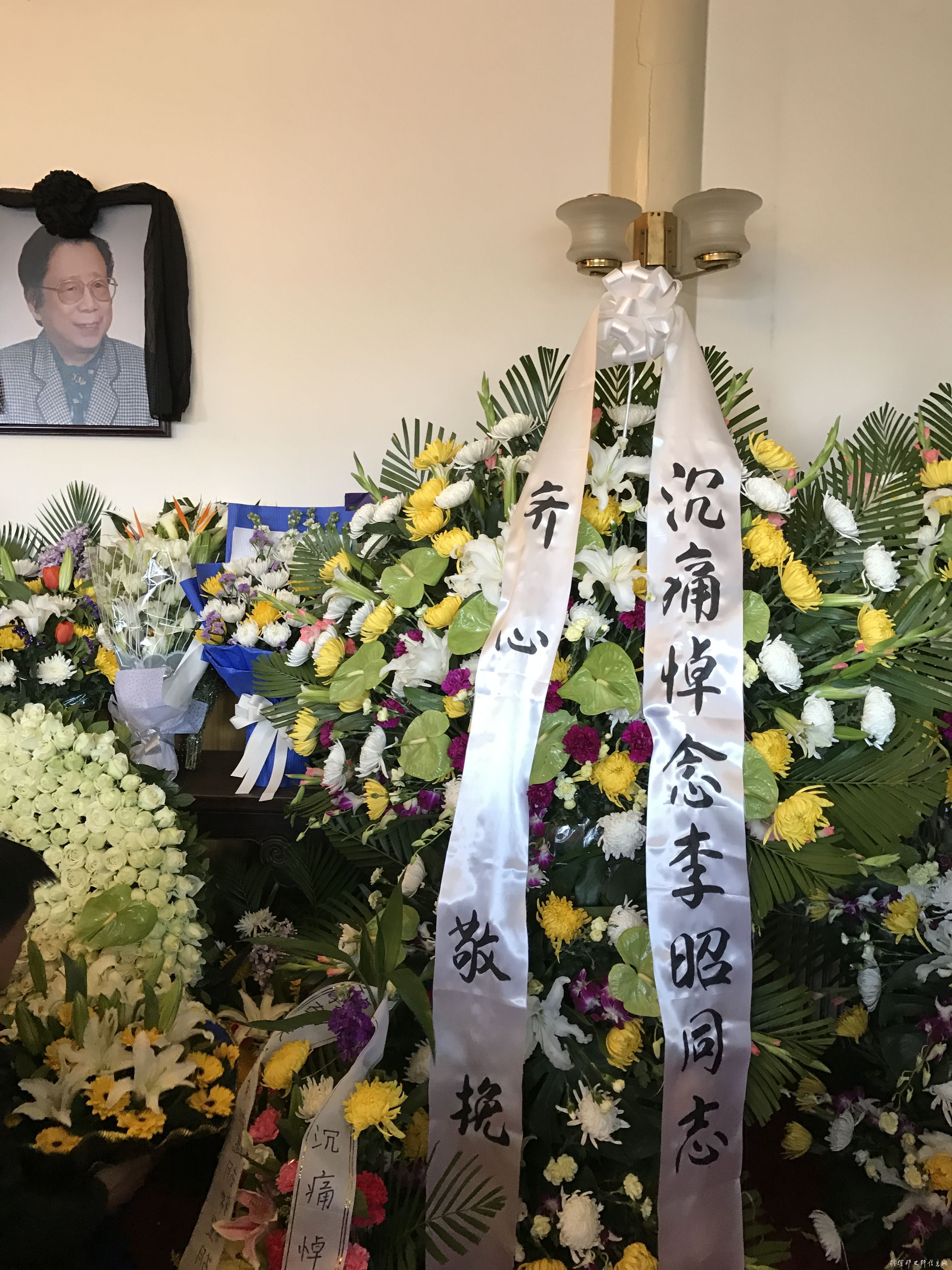 齐心同志赠送的花圈